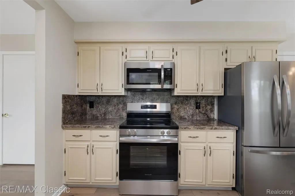 804 Bonita Drive White Lake Charter Township MI 48383