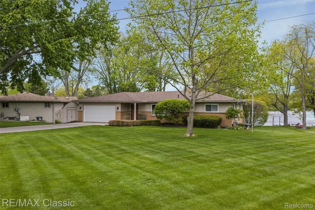 804 Bonita Drive White Lake Charter Township MI 48383