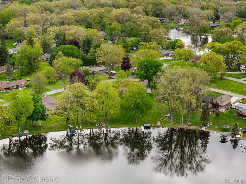 804 Bonita Drive White Lake Charter Township MI 48383