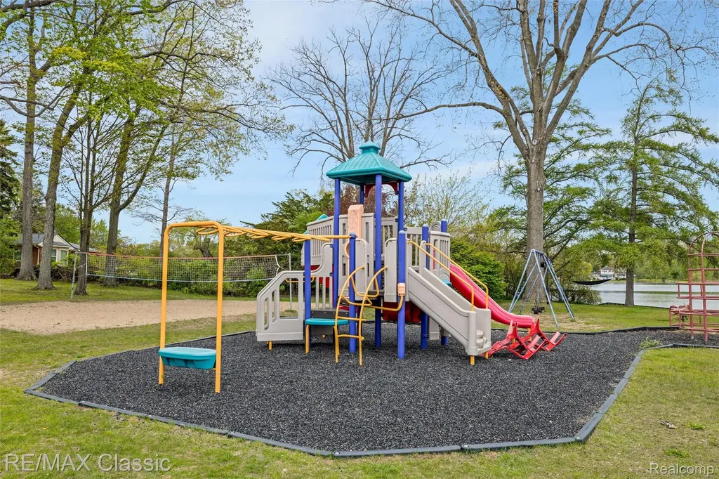 804 Bonita Drive White Lake Charter Township MI 48383