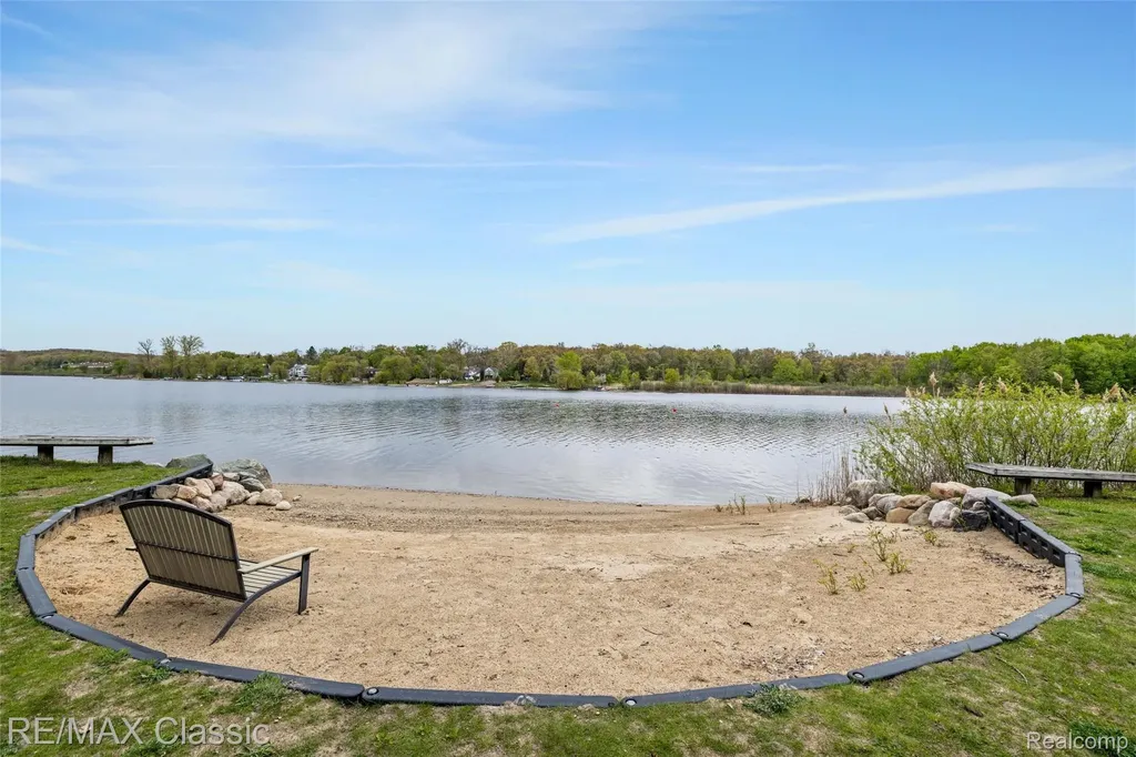804 Bonita Drive White Lake Charter Township MI 48383