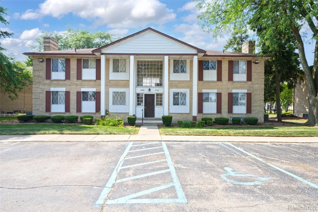 29289 Hayes Road Warren City MI 48088