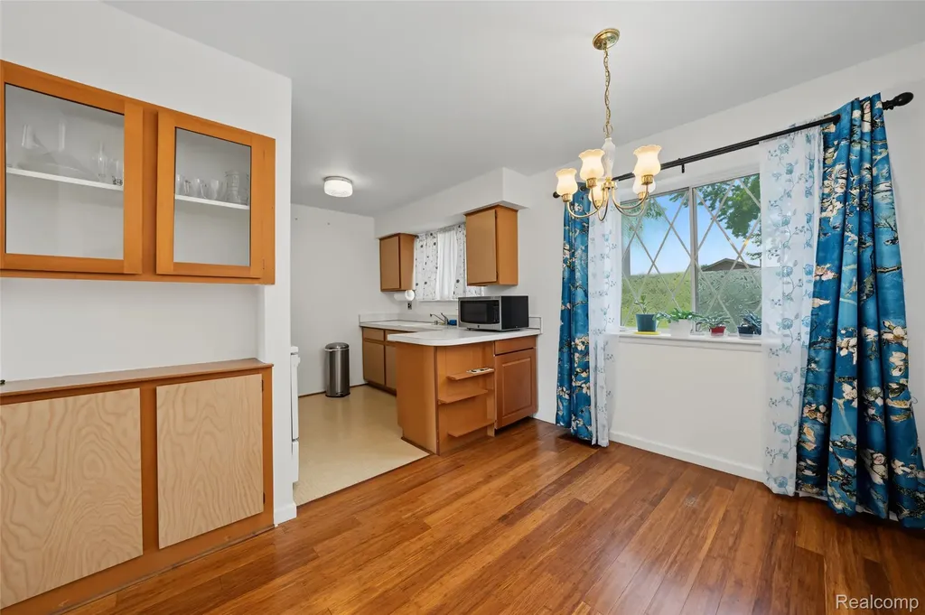 29289 Hayes Road Warren City MI 48088