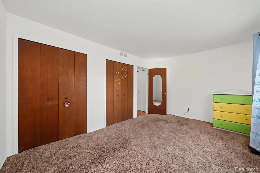 29289 Hayes Road Warren City MI 48088
