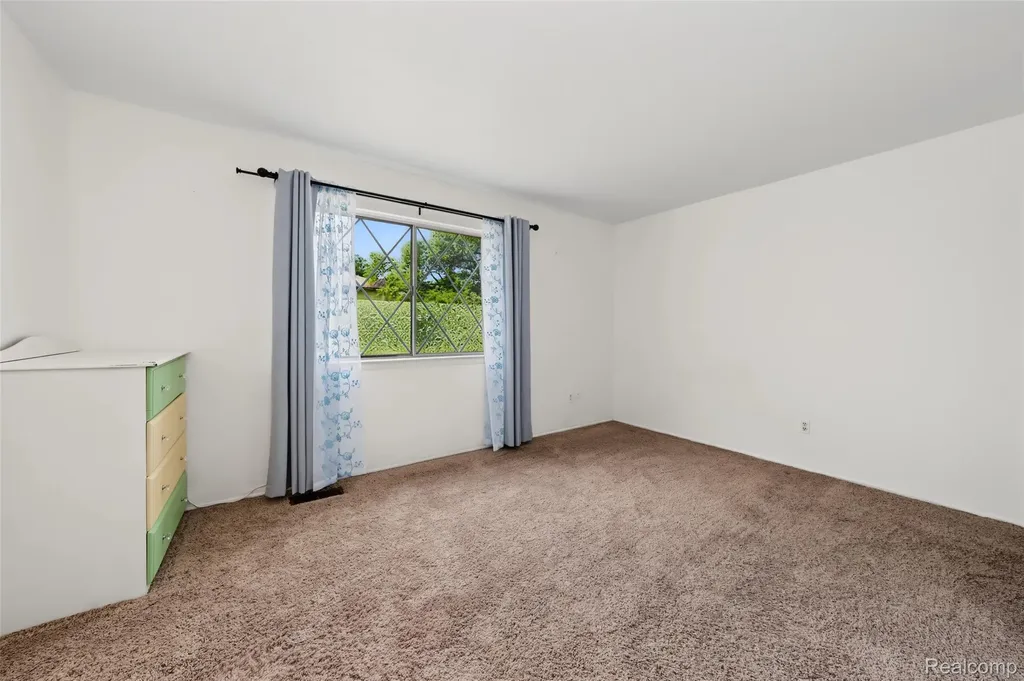 29289 Hayes Road Warren City MI 48088