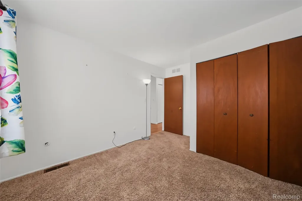29289 Hayes Road Warren City MI 48088