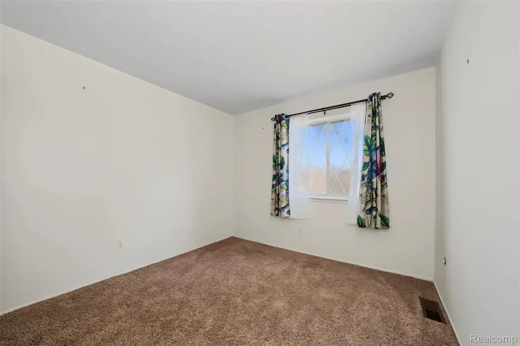 29289 Hayes Road Warren City MI 48088