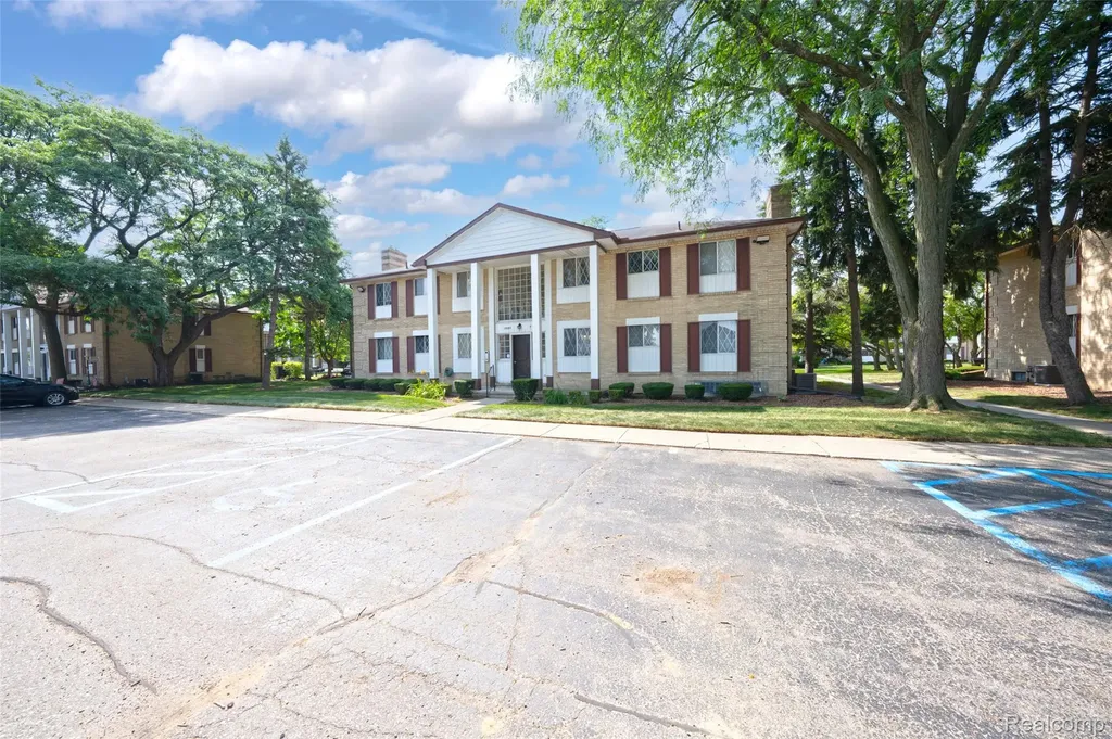 29289 Hayes Road Warren City MI 48088