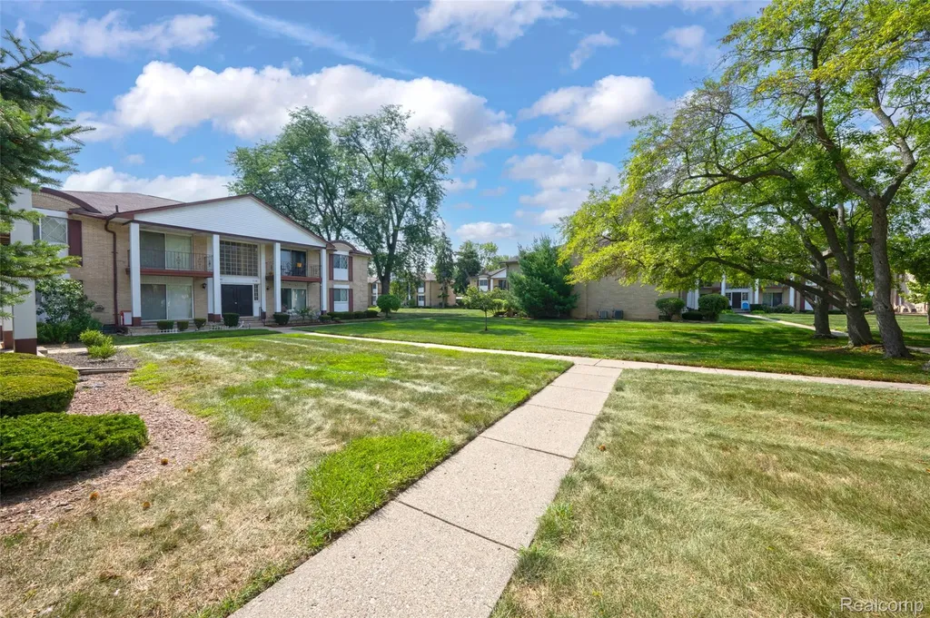 29289 Hayes Road Warren City MI 48088