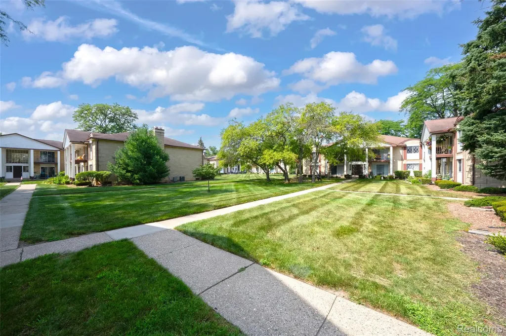 29289 Hayes Road Warren City MI 48088