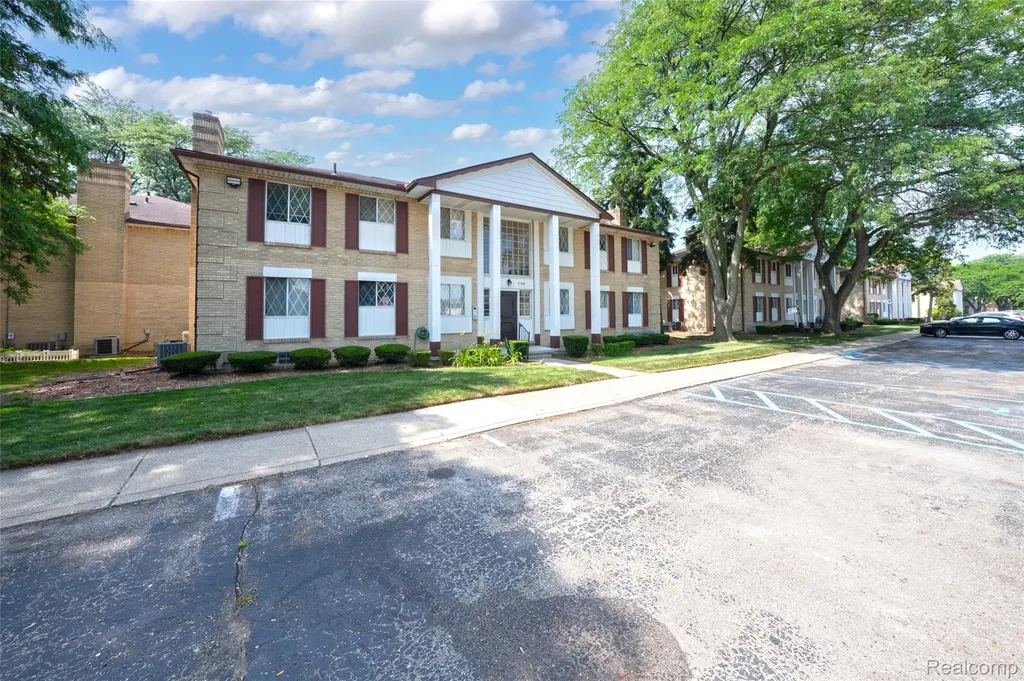 29289 Hayes Road Warren City MI 48088