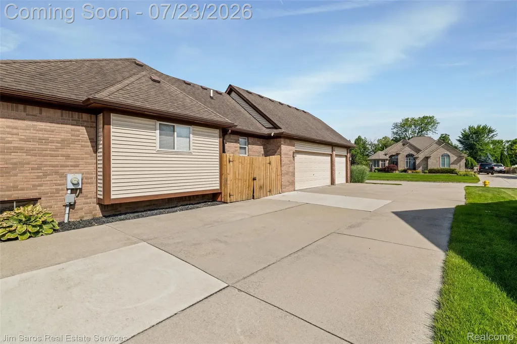 18500 Autumnwood Drive Clinton Charter Township MI 48035