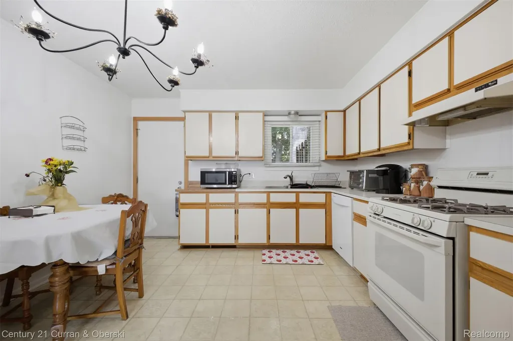 38098 Hixford Place Westland City MI 48185