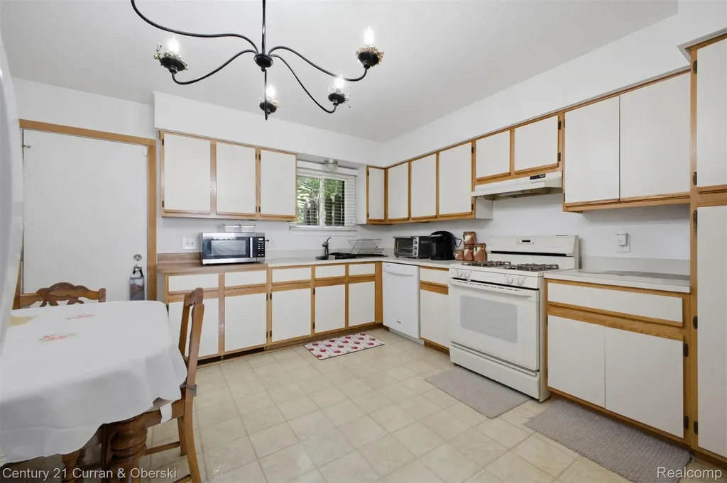38098 Hixford Place Westland City MI 48185