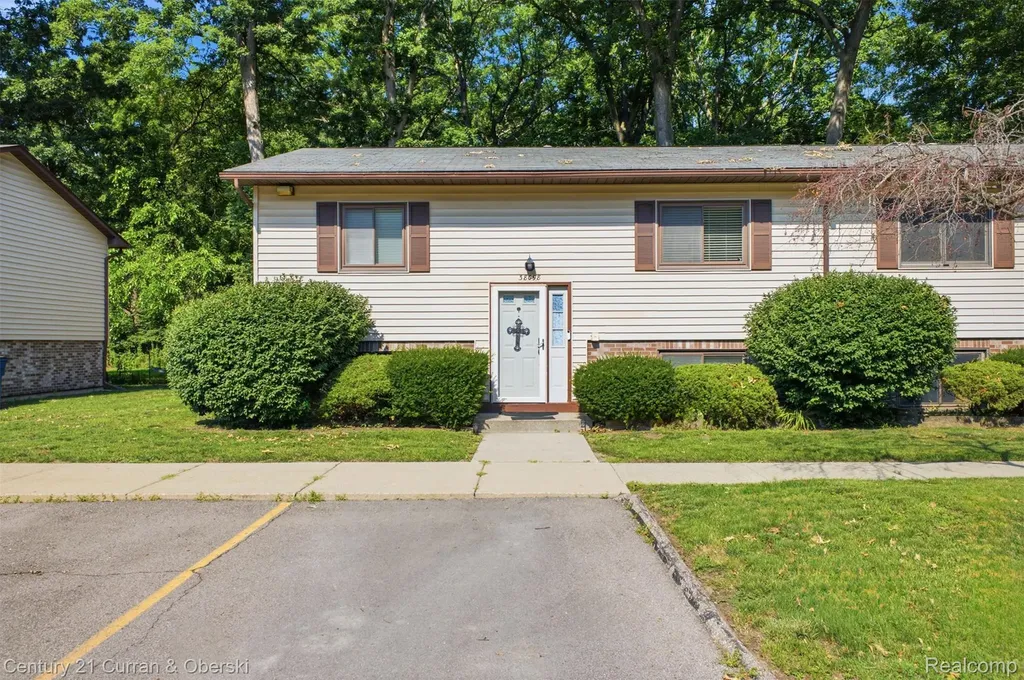 38098 Hixford Place Westland City MI 48185