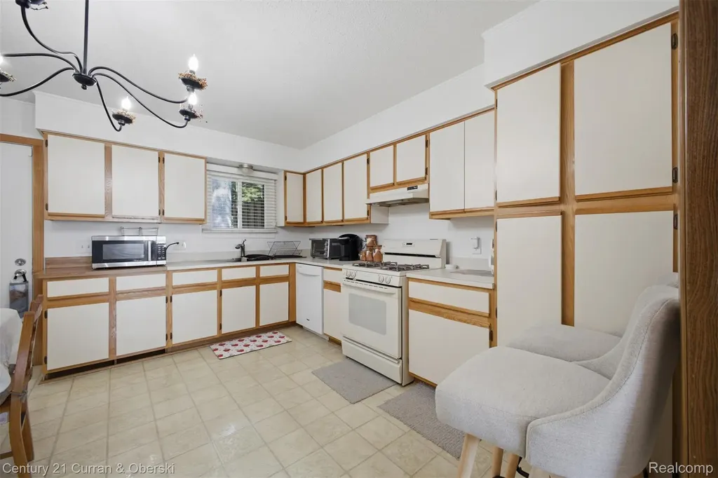 38098 Hixford Place Westland City MI 48185