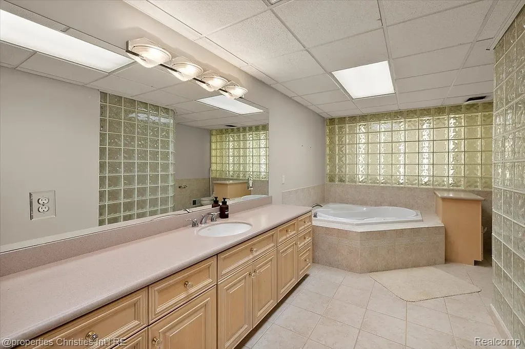 1315 Maryland Highland Charter Township MI 48380