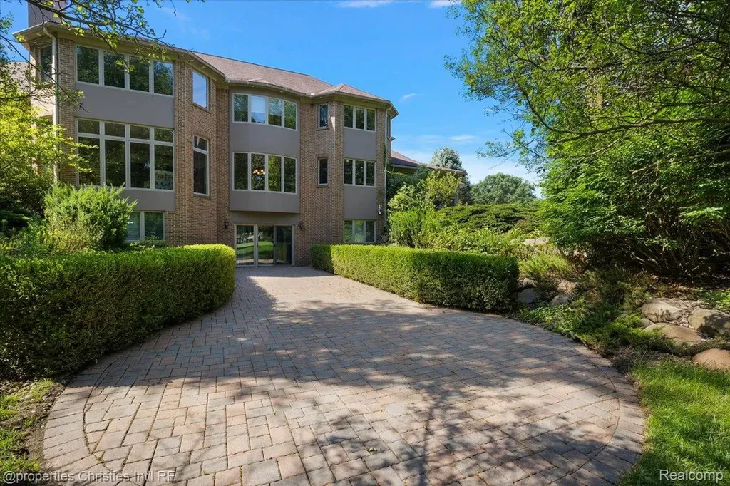 1315 Maryland Highland Charter Township MI 48380