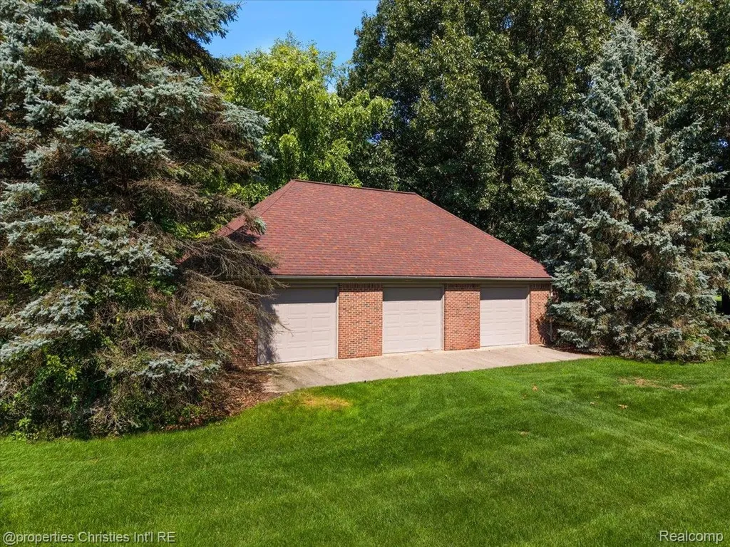 1315 Maryland Highland Charter Township MI 48380