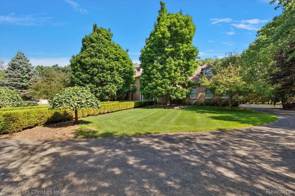 1315 Maryland Highland Charter Township MI 48380