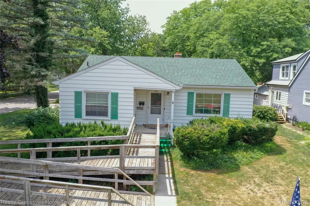 703 N 9th Street St. Clair City MI 48079