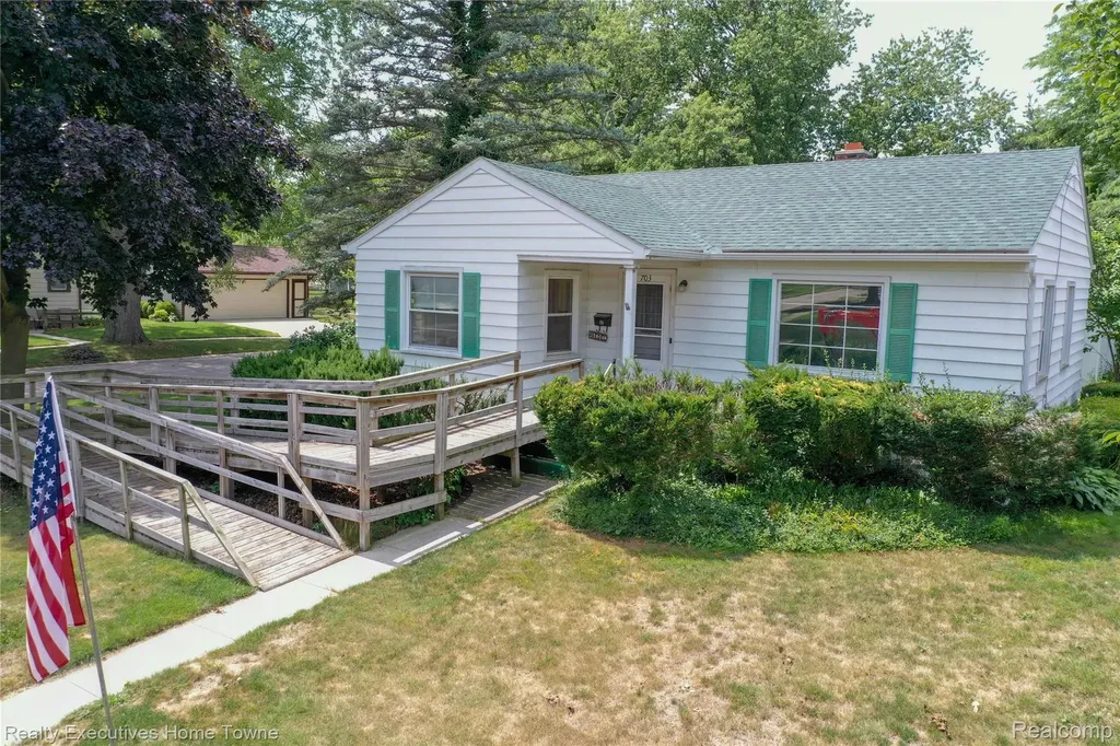 703 N 9th Street St. Clair City MI 48079