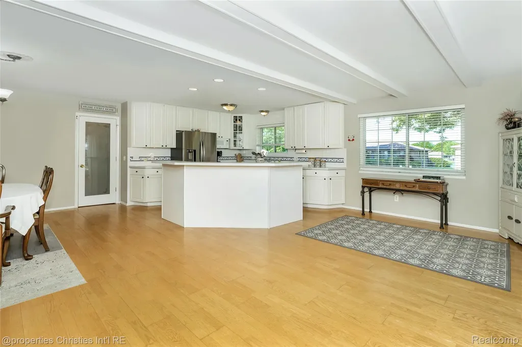 6805 Emerald Shores Drive Troy City MI 48085