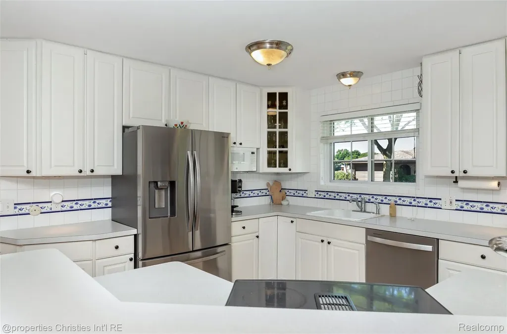6805 Emerald Shores Drive Troy City MI 48085