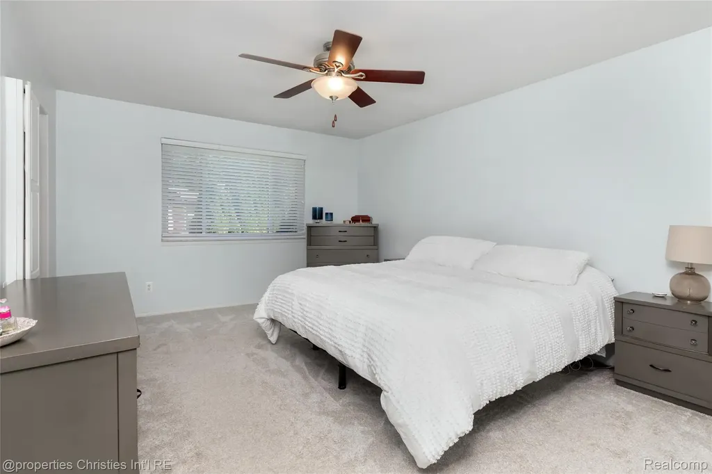 6805 Emerald Shores Drive Troy City MI 48085
