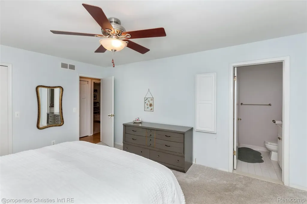 6805 Emerald Shores Drive Troy City MI 48085