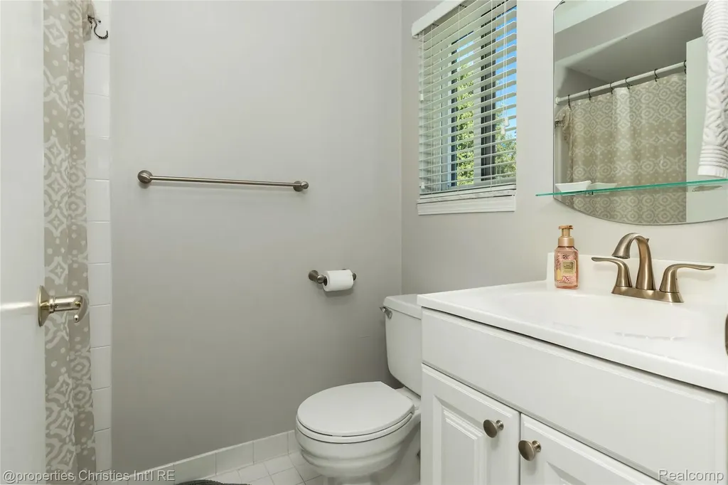 6805 Emerald Shores Drive Troy City MI 48085