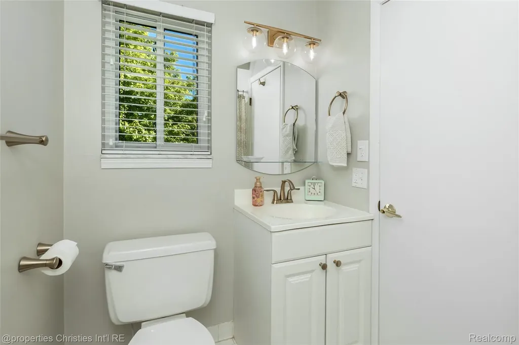 6805 Emerald Shores Drive Troy City MI 48085