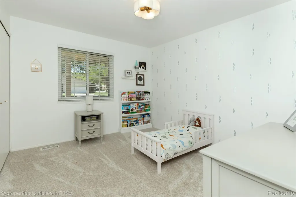 6805 Emerald Shores Drive Troy City MI 48085