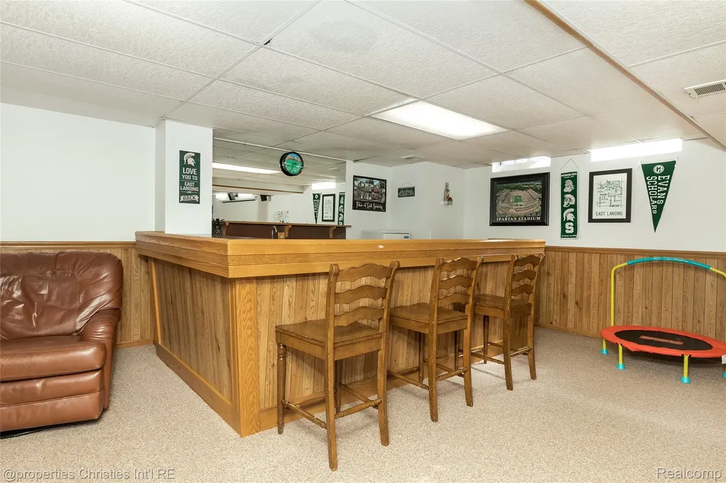 6805 Emerald Shores Drive Troy City MI 48085
