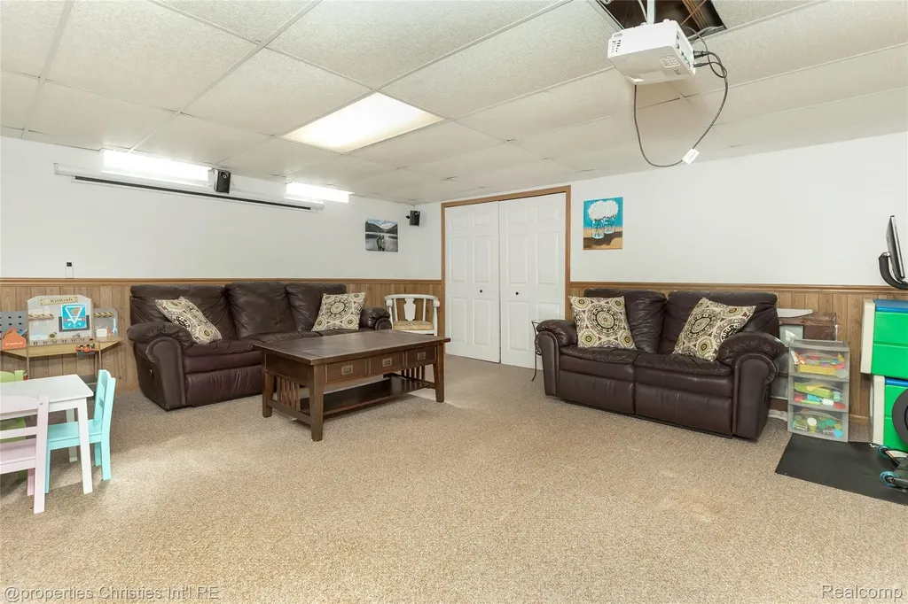 6805 Emerald Shores Drive Troy City MI 48085