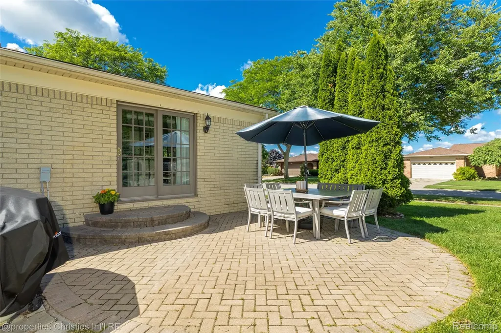 6805 Emerald Shores Drive Troy City MI 48085