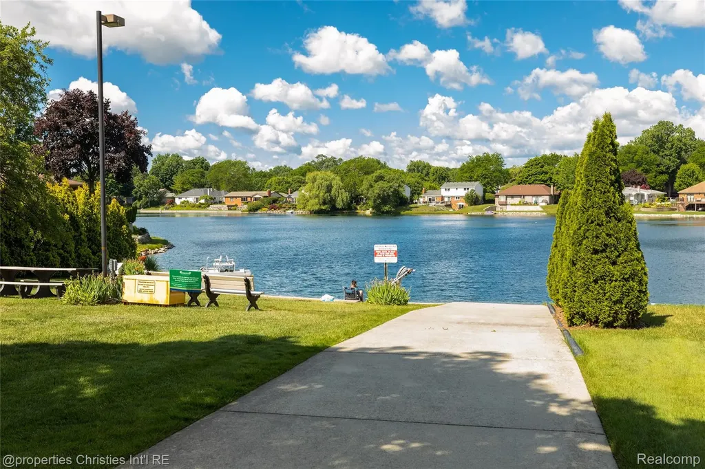 6805 Emerald Shores Drive Troy City MI 48085