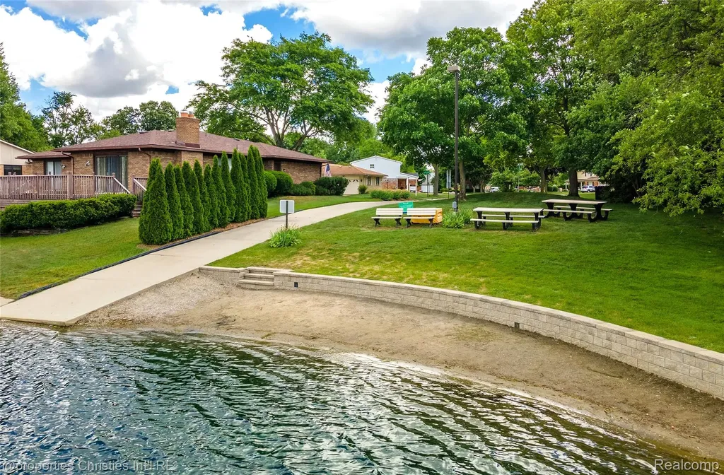 6805 Emerald Shores Drive Troy City MI 48085