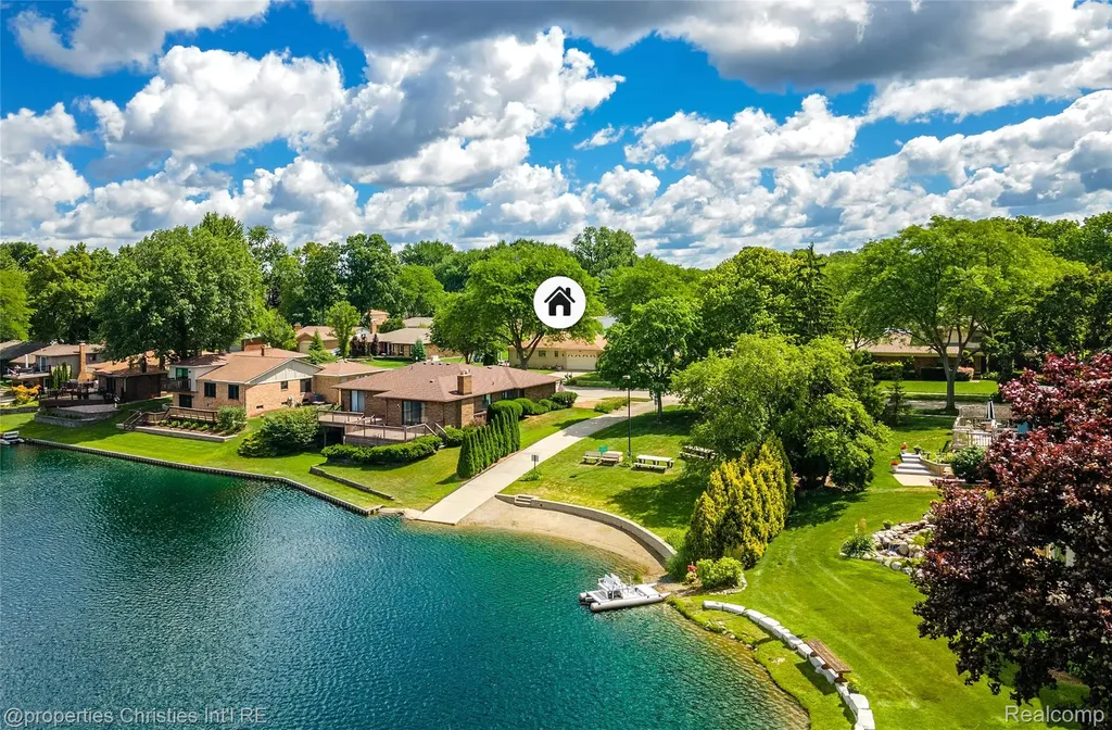 6805 Emerald Shores Drive Troy City MI 48085