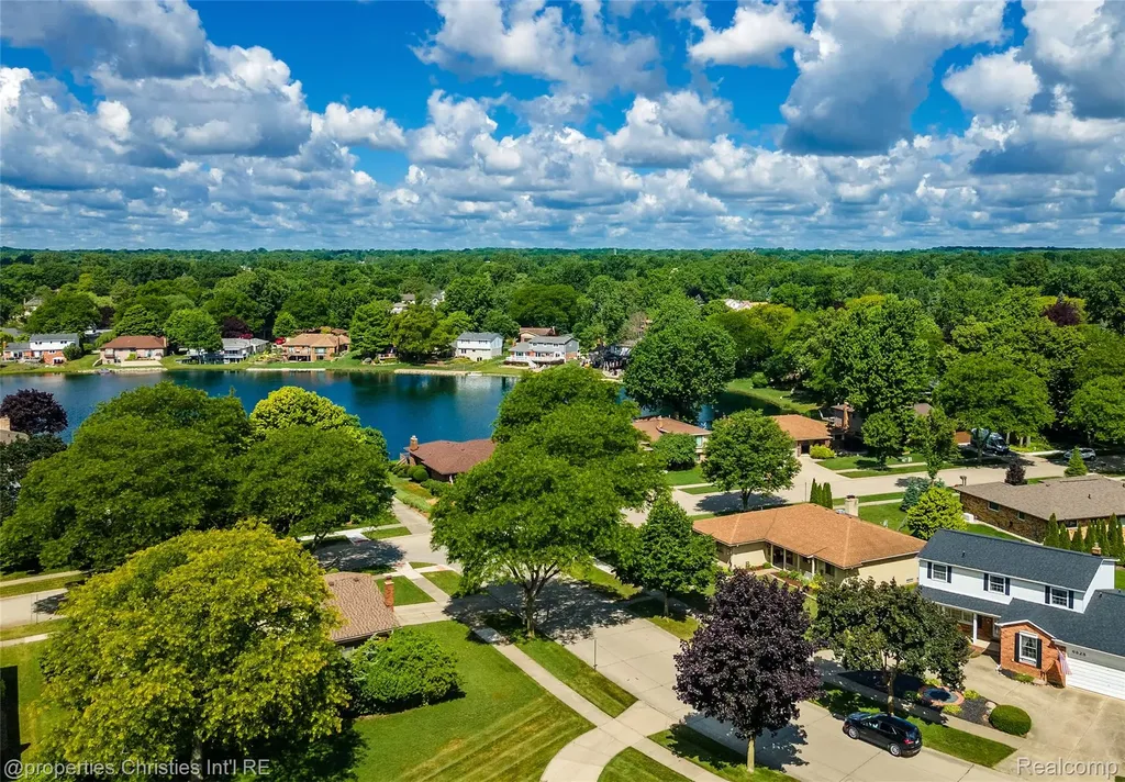 6805 Emerald Shores Drive Troy City MI 48085