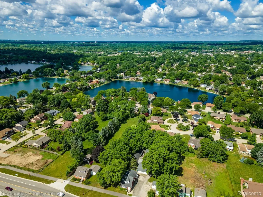 6805 Emerald Shores Drive Troy City MI 48085