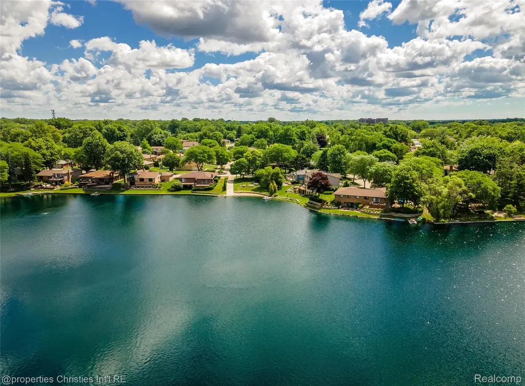 6805 Emerald Shores Drive Troy City MI 48085