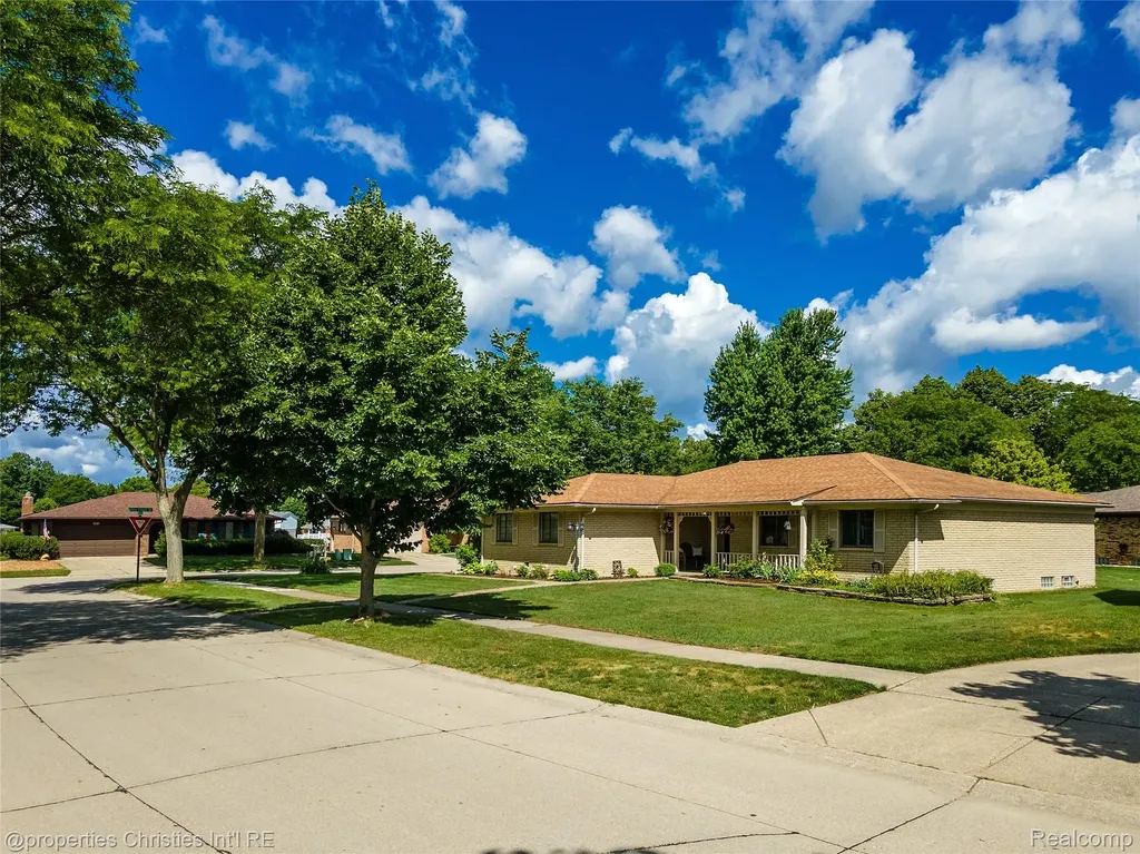 6805 Emerald Shores Drive Troy City MI 48085