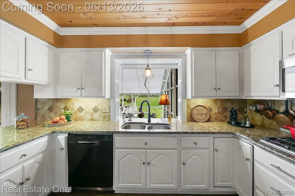 1854 Ludgate Lane Rochester Hills City MI 48309