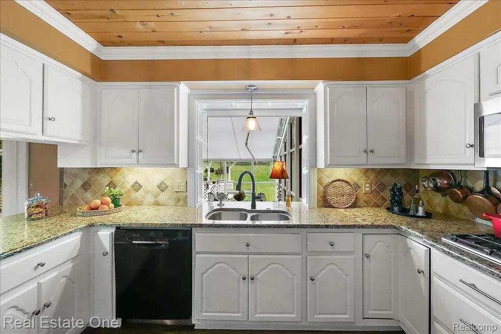 1854 Ludgate Lane Rochester Hills City MI 48309