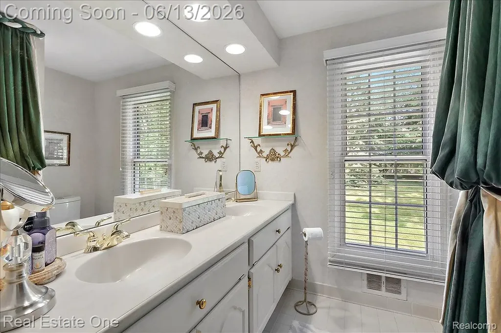 1854 Ludgate Lane Rochester Hills City MI 48309
