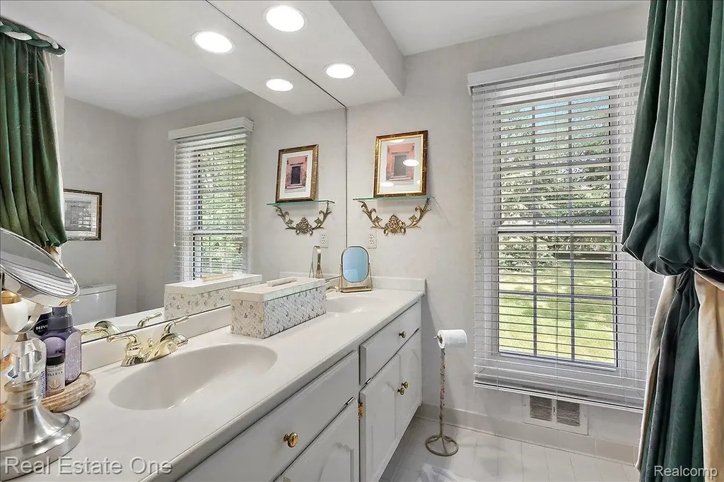 1854 Ludgate Lane Rochester Hills City MI 48309