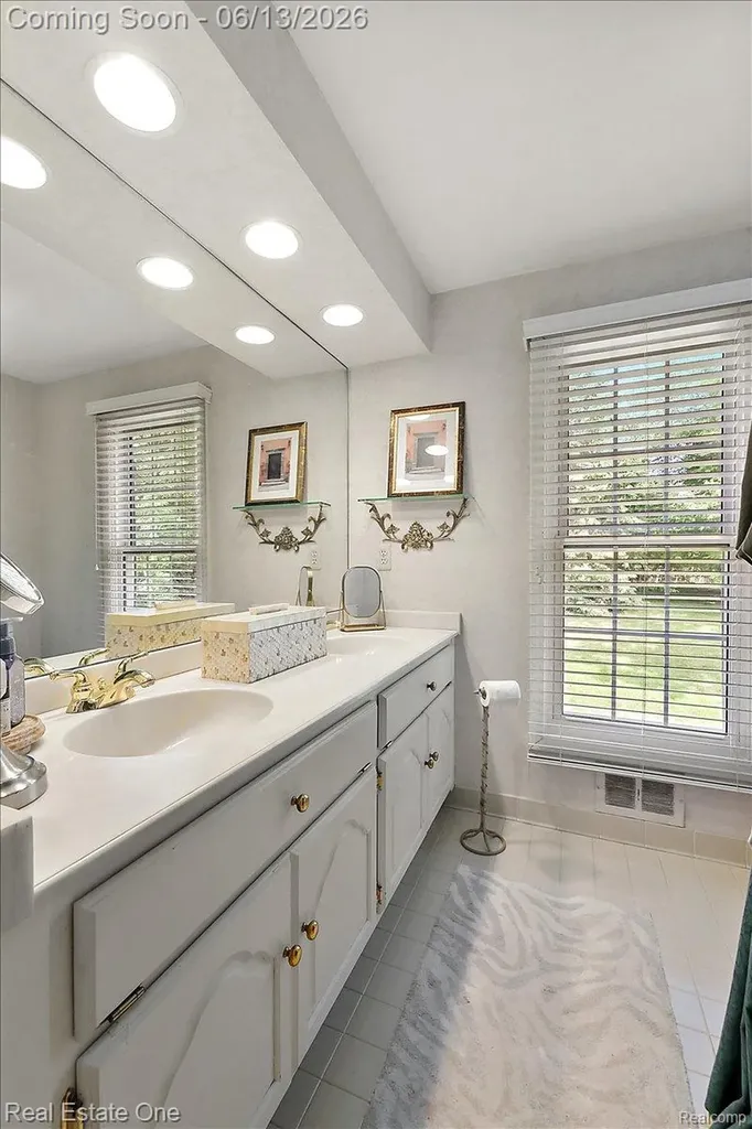 1854 Ludgate Lane Rochester Hills City MI 48309