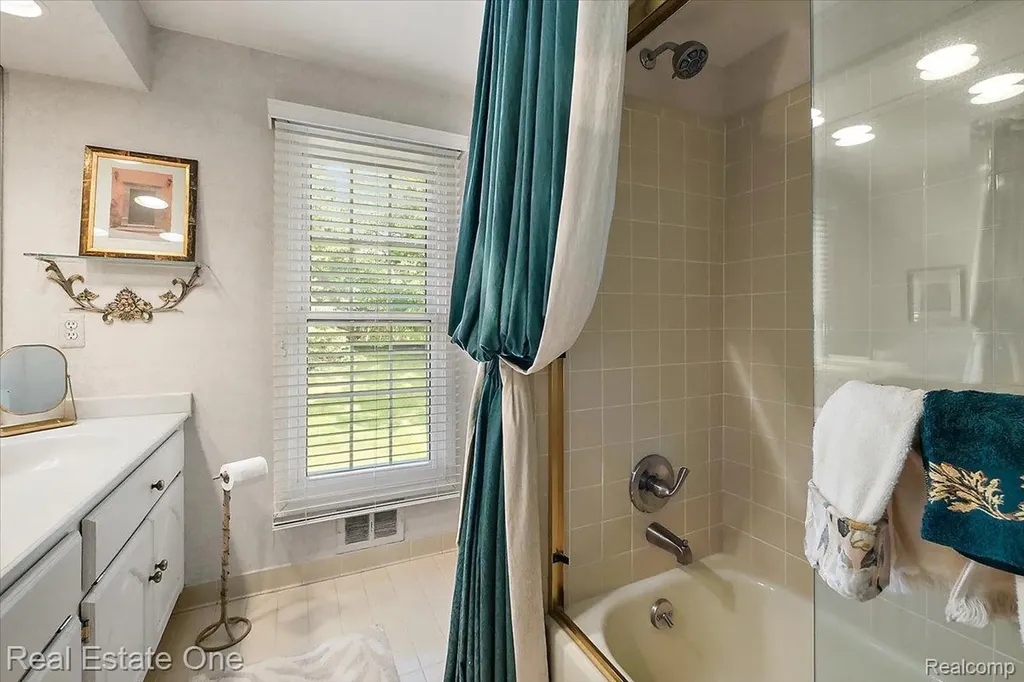 1854 Ludgate Lane Rochester Hills City MI 48309