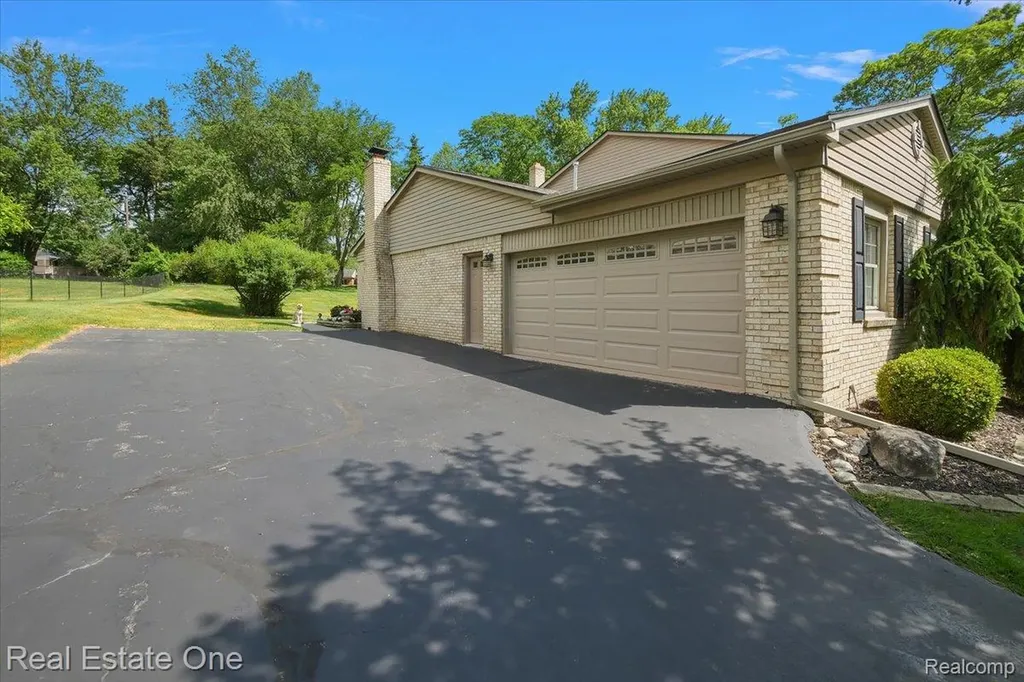 1854 Ludgate Lane Rochester Hills City MI 48309